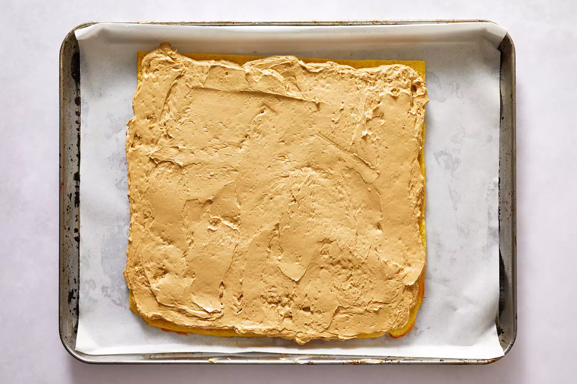 Evenly spread buttercream layer